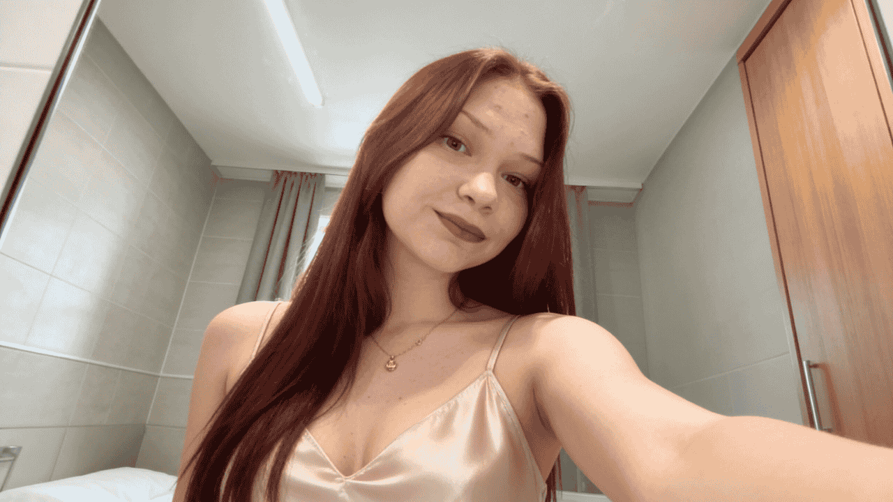 Cam Girl CindyRivera im cremefarbenen Satin Nachthemd