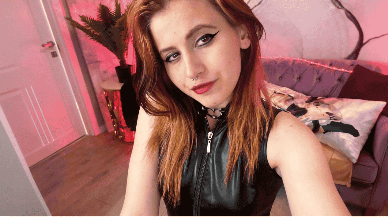NikaDev Selfie mit ginger Haaren und Leder Top